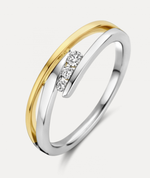 14 KARAAT GEEL- MET WITGOUDEN BOCOLOR RING MODEL LUNA MET BRILJANT.
Briljant ring LUNA met 0.10 crt H/Si is een blikvanger om elke vinger. Twee kleuren goud en schitterende briljanten.
LUNA is als set verkrijgbaar bestaande uit ring, oorsieraden, hanger en zelfs een collier.